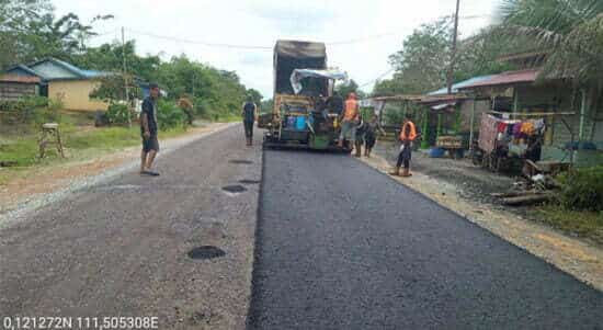 Pengerjaan ruas jalan Sintang - Semubuk oleh Pemerintah Provinsi Kalbar melalui Dinas PUPR Kalbar