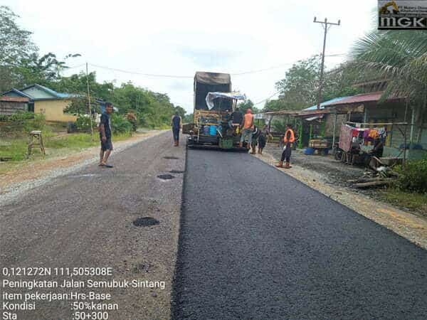 Pengerjaan ruas jalan Sintang - Semubuk oleh Pemerintah Provinsi Kalbar melalui Dinas PUPR Kalbar