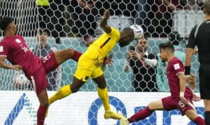 Pemain Ekuador, Enner Valencia, menyundul bola ke gawang Qatar dalam laga pembuka Grup A Piala Dunia 2022 di Stadion Al Bayt, Minggu (20/11/2022) malam WIB. (Foto: AP Photo/Darko Bandic)