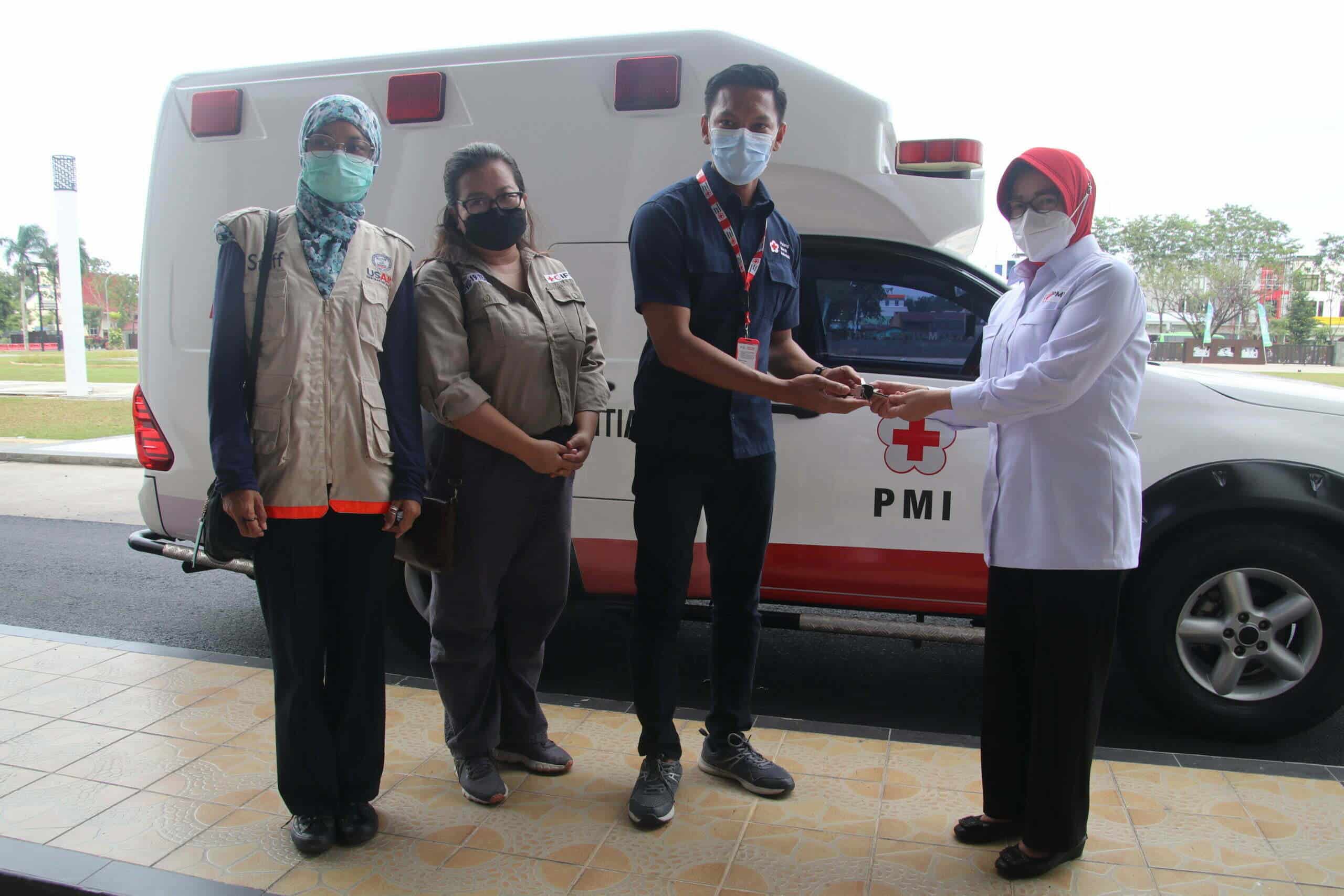 Ketua PMI Provinsi Kalbar, Lismaryani menyerahkan mobil ambulans Palang Merah Indonesia (PMI) Kota Pontianak yang telah di-upgrade kepada PMI Kota Pontianak. (Foto: Biro Adpim For KalbarOnline.com)