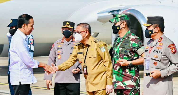 Gubernur Kalimantan Barat (Kalbar), Sutarmidji bersama Forkopimda Provinsi Kalbar menyambut kedatangan Presiden Republik Indonesia, Joko Widodo (Jokowi) di Bandara Supadio, Selasa (29/11/2022). (Foto: Biro Adpim For KalbarOnline.com)