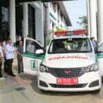 1 unit mobil ambulans yang diserahkan oleh Gubernur Kalbar, Sutarmidji kepada Pemerintah Desa Paal, Kecamatan Nanga Pinoh, Kabupaten Melawi. (Foto: Biro Adpim For KalbarOnline.com)