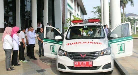 1 unit mobil ambulans yang diserahkan oleh Gubernur Kalbar, Sutarmidji kepada Pemerintah Desa Paal, Kecamatan Nanga Pinoh, Kabupaten Melawi. (Foto: Biro Adpim For KalbarOnline.com)