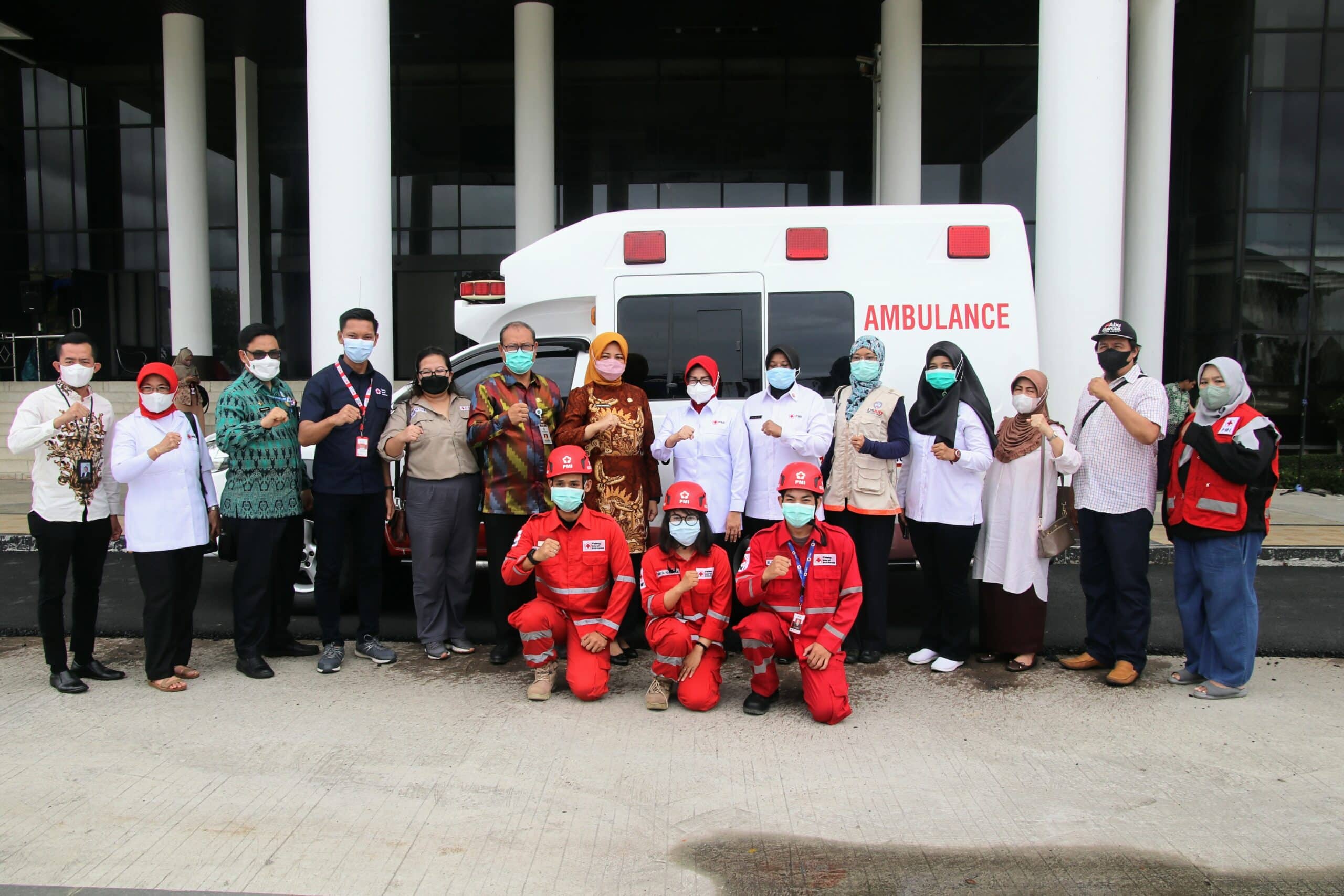 Ketua PMI Provinsi Kalbar, Lismaryani berfoto bersama usai menyerahkan mobil ambulans Palang Merah Indonesia (PMI) Kota Pontianak yang telah di-upgrade kepada PMI Kota Pontianak. (Foto: Biro Adpim For KalbarOnline.com)
