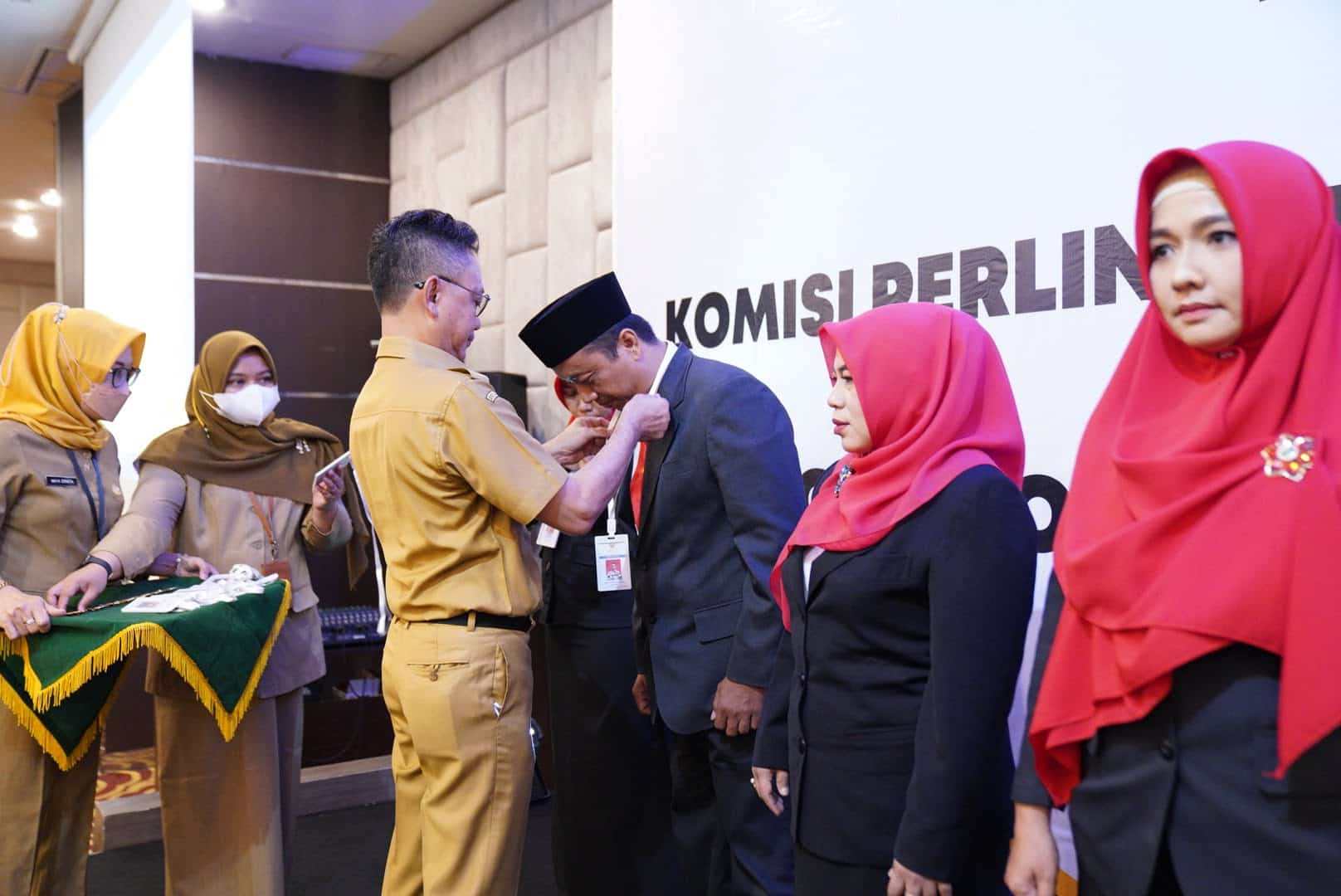 Wali Kota Pontianak, Edi Rusdi Kamtono mengalungkan nametag kepada anggota KPAD Kota Pontianak periode 2022-2026. (Prokopim For KalbarOnline.com)
