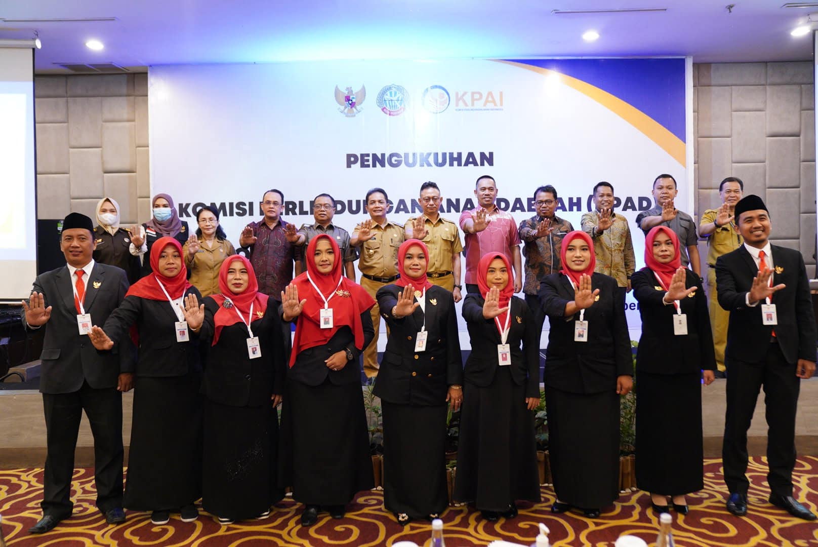 Foto bersama dengan seluruh pengurus KPAD Kota Pontianak 2022-2026. (Prokopim For KalbarOnline.com)