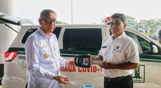 Gubernur Kalbar, Sutarmidji menyerahkan bantuan satu unit mobil ambulans kepada Pemerintah Desa Paal, Kecamatan Nanga Pinoh, Kabupaten Melawi, Rabu (02/11/2022). (Foto: Bahrum Sirait)