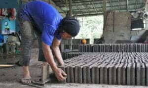 Pemanfaatan abu batubara PLTU oleh produsen batako di Bengkayang. (Foto: Jauhari)