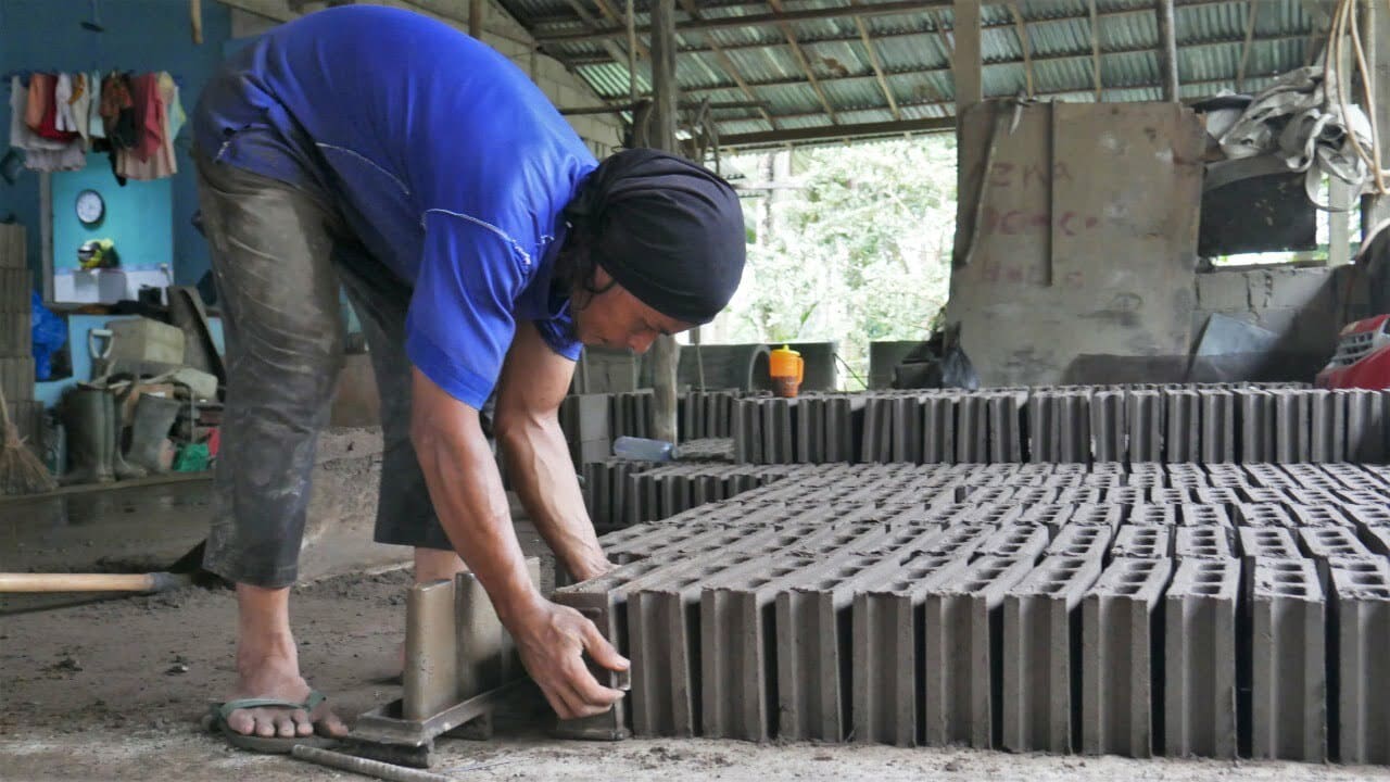 Pemanfaatan abu batubara PLTU oleh produsen batako di Bengkayang. (Foto: Jauhari)