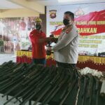 Penyerahan senpi rakitan oleh Ketua DPC TBBR, Yulianus Mangga, di Mapolres Kabupaten Kapuas Hulu, Rabu (02/11/2022). (Foto: Ishaq)