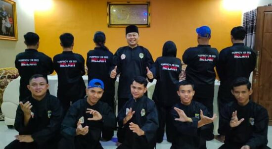 Foto bersama pengurus dan atlet Ikatan Pencak Silat Indonesia (IPSI) Melawi. (Foto: Bahrum Sirait)