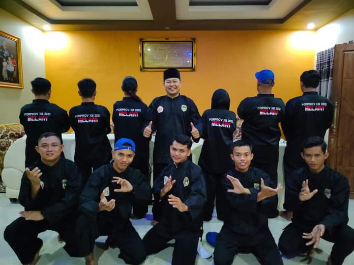 Foto bersama pengurus dan atlet Ikatan Pencak Silat Indonesia (IPSI) Melawi. (Foto: Bahrum Sirait)