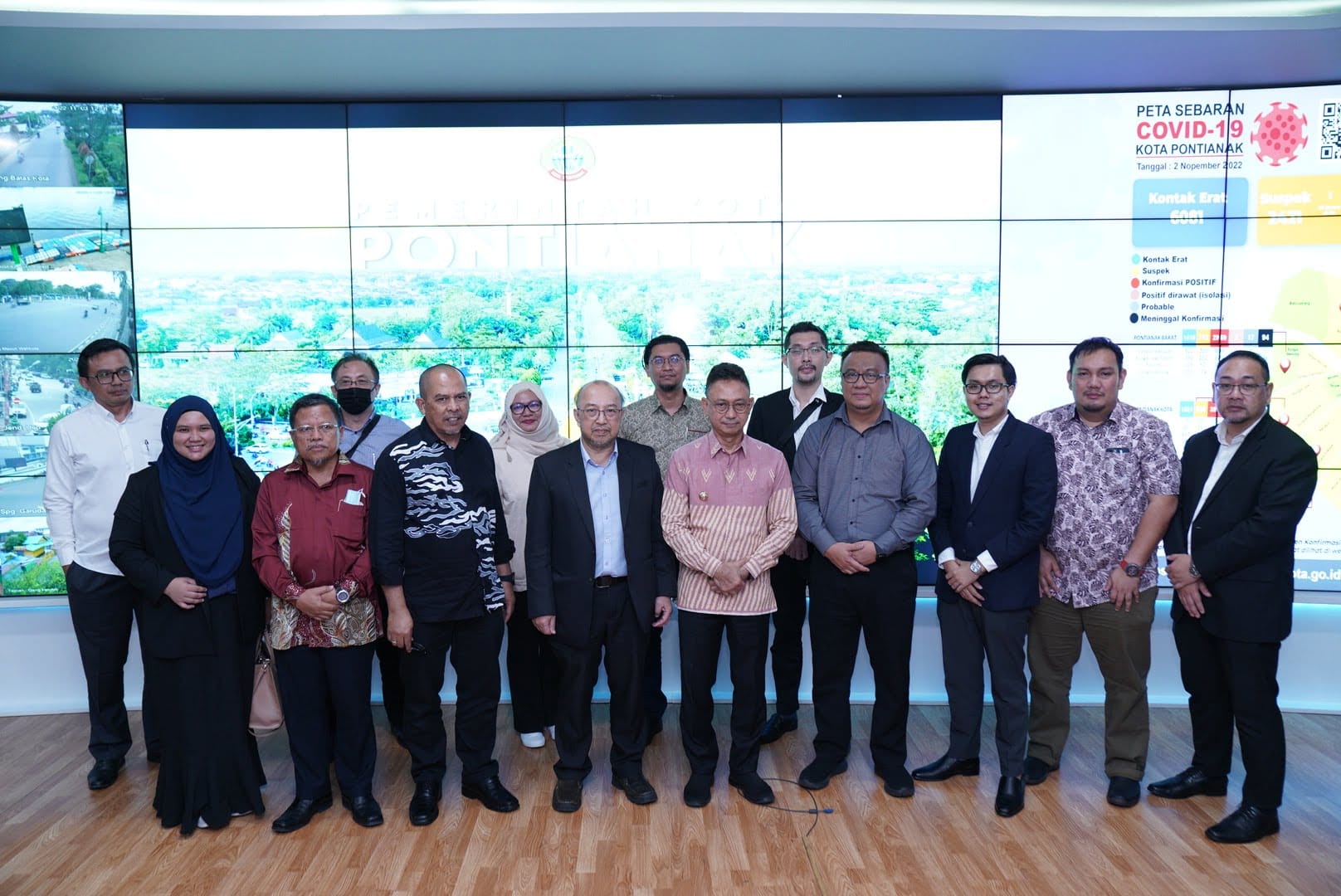 Wali Kota Pontianak, Edi Rusdi Kamtono (tengah) berfoto bersama dengan sejumlah pengusaha asal Kuching Sarawak Malaysia. (Prokopim For KalbarOnline.com)