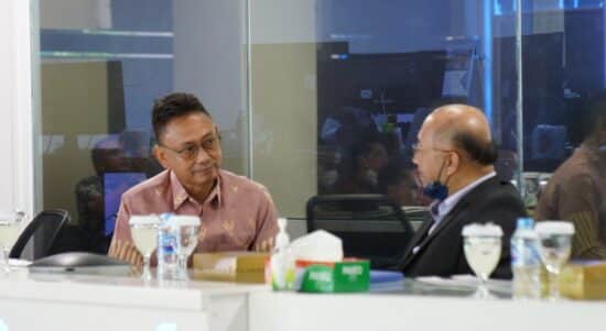 Wali Kota Pontianak, Edi Rusdi Kamtono berbincang dengan Executive Chairman Maltimur Resources SDN BHD, Junaidi. (Prokopim For KalbarOnline.com)