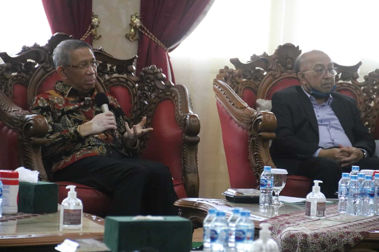 Gubernur Kalbar, Sutarmidji memaparkan sejumlah peluang investasi kepada Delegasi Perniagaan Negeri Sarawak, Malaysia, di Pendopo Gubernur, Kamis (03/11/2022). (Foto: Biro Adpim For KalbarOnline.com)