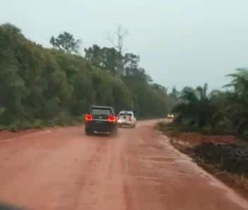 Iring-iringan rombongan Gubernur Kalbar, Sutarmidji saat melewati ruas Jalan Perawas menuju Kabupaten Kayong Utara. (Foto: Jau/KalbarOnline.com)