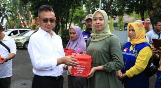 Wali Kota Pontianak, Edi Rusdi Kamtono menyerahkan bantuan secara simbolis kepada korban kebakaran Gang Margodadirejo. (Kominfo/Prokopim For KalbarOnline.com)