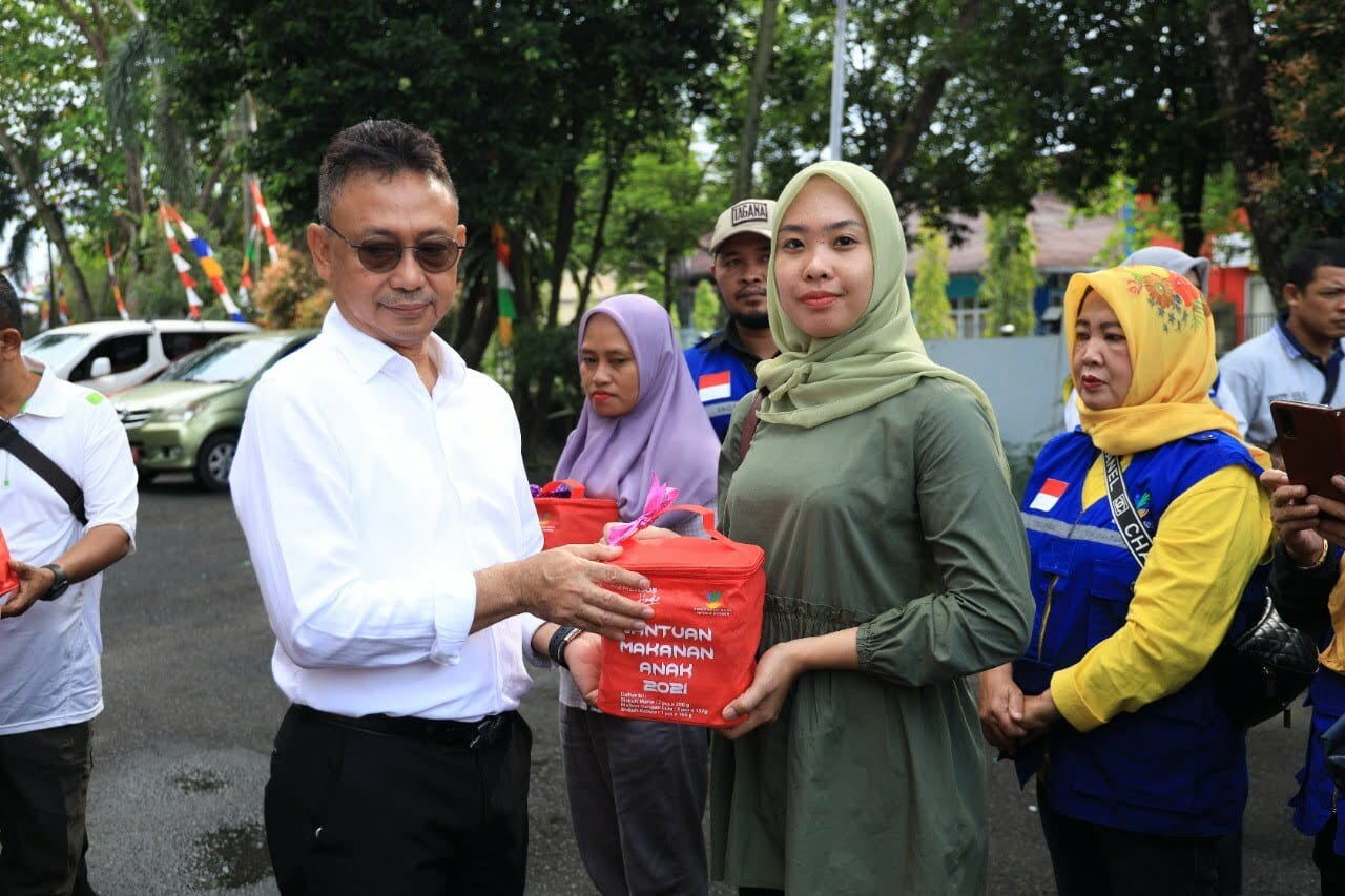 Wali Kota Pontianak, Edi Rusdi Kamtono menyerahkan bantuan secara simbolis kepada korban kebakaran Gang Margodadirejo. (Kominfo/Prokopim For KalbarOnline.com)