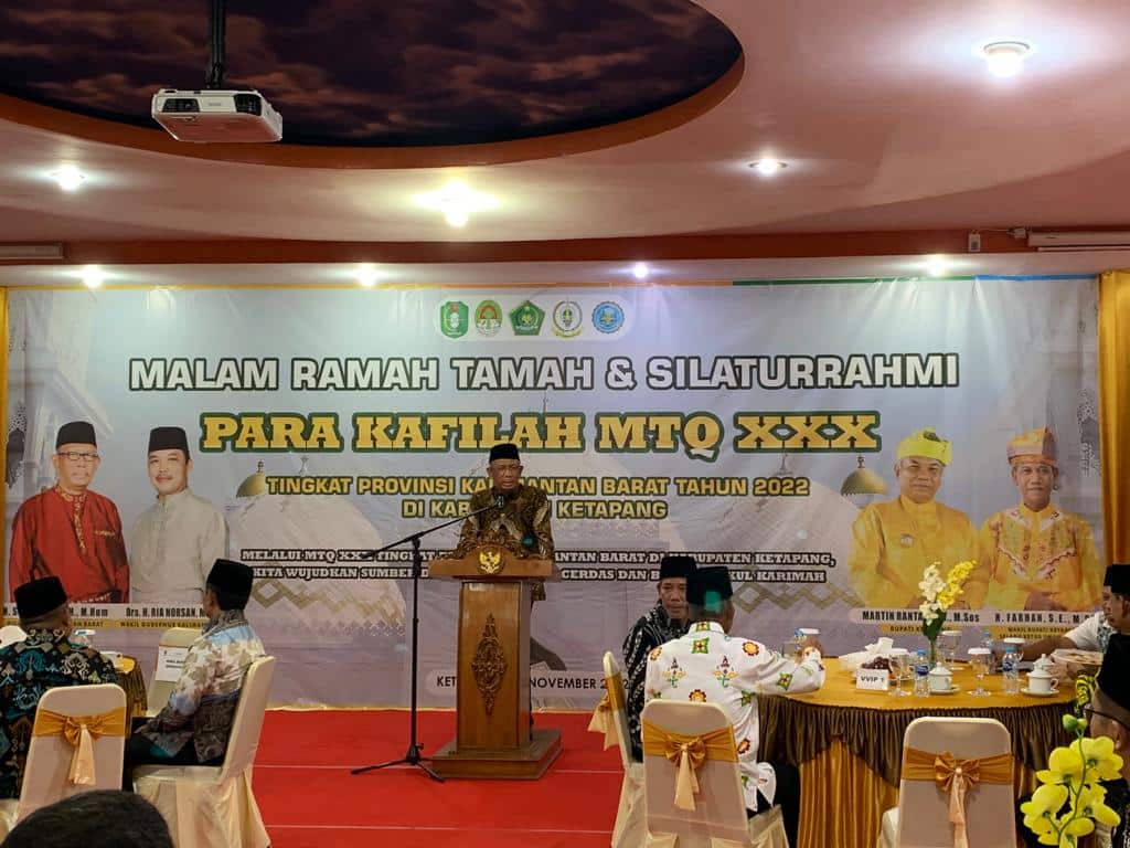 Gubernur Kalbar, Sutarmidji memberikan kata sambutan pada acara malam ramah tamah bersama bupati/wali kota dan seluruh kafilah MTQ ke-XXX tingkat Provinsi Kalbar tahun 2022, di Pendopo Bupati Ketapang, Jumat (04/11/2022). (Foto: Jauhari)