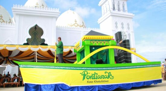 Kafilah Kota Pontianak tampilkan Perahu Lancang Kuning pada Pawai Taaruf Kendaraan Hias MTQ XXX Tingkat Provinsi Kalbar di Kabupaten Ketapang. (Foto: Prokopim For KalbarOnline.com)