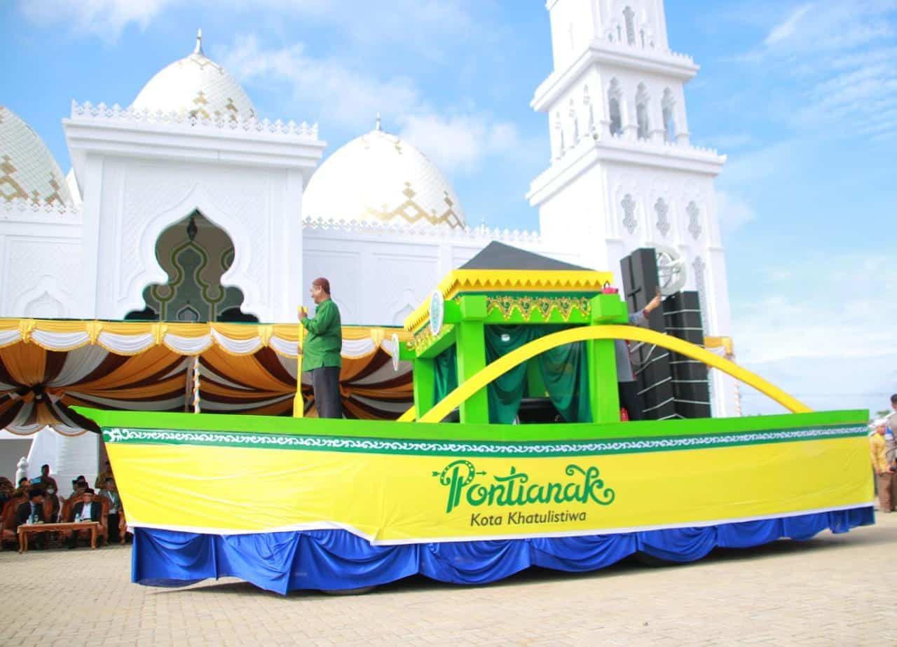 Kafilah Kota Pontianak tampilkan Perahu Lancang Kuning pada Pawai Taaruf Kendaraan Hias MTQ XXX Tingkat Provinsi Kalbar di Kabupaten Ketapang. (Foto: Prokopim For KalbarOnline.com)