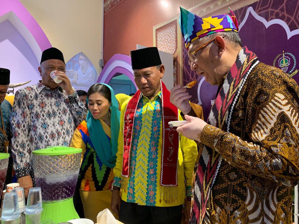 Gubernur Kalbar, Sutarmidji mencicipi udang serai di stand pameran MTQ Kabupaten Mempawah. (Foto: Jauhari)