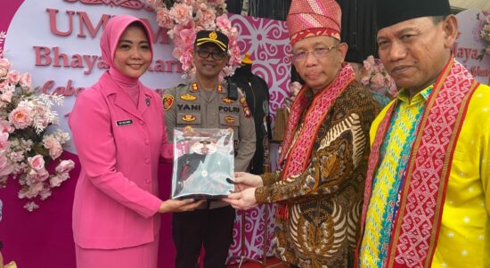 Gubernur Kalbar, Sutarmidji saat menerima produk UMKM dari Ketua Bhayangkari Cabang Ketapang. (Foto: Jauhari)
