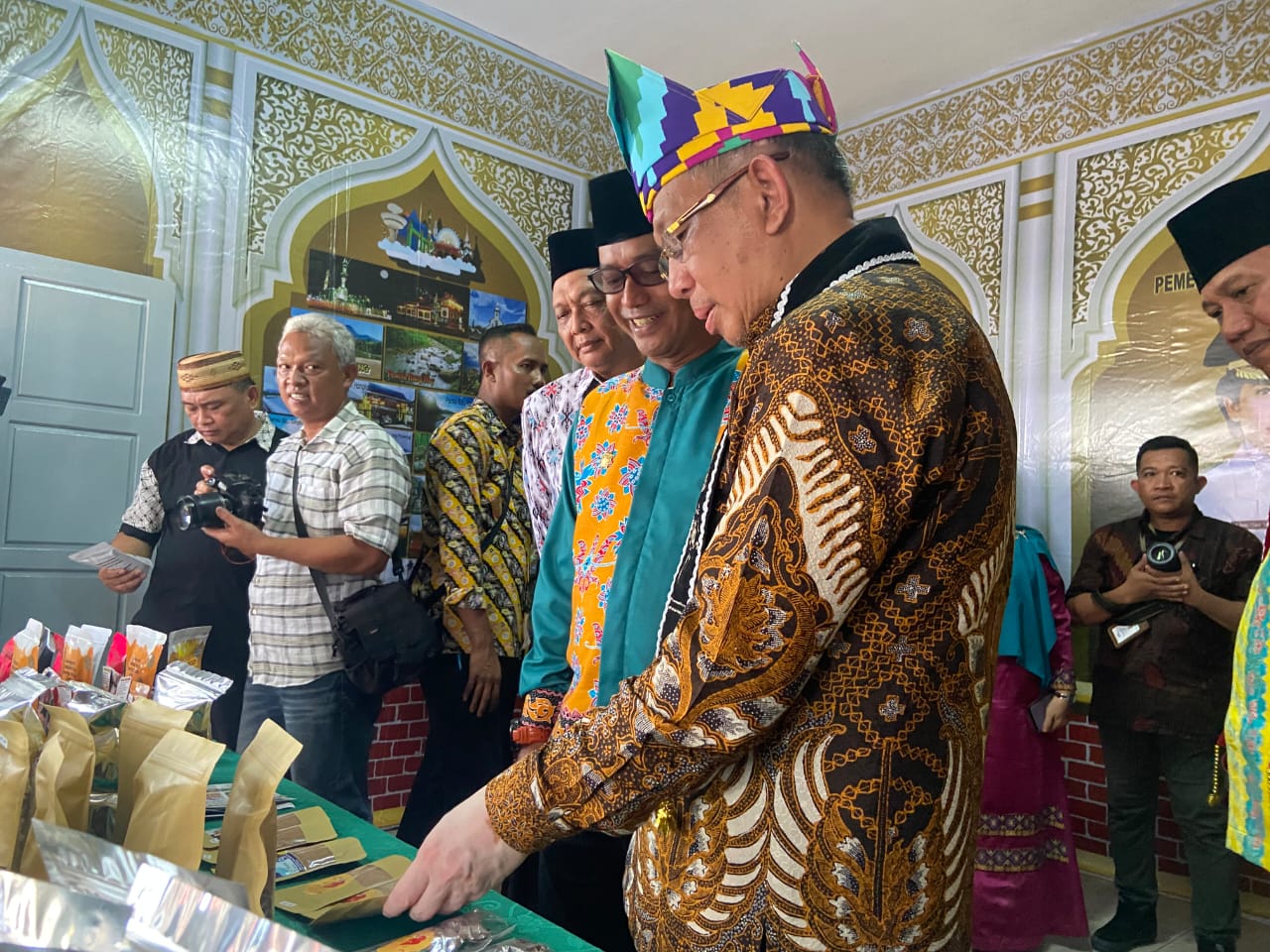 Gubernur Kalbar, Sutarmidji saat mengunjungi stand Singkawang. (Foto: Jauhari)