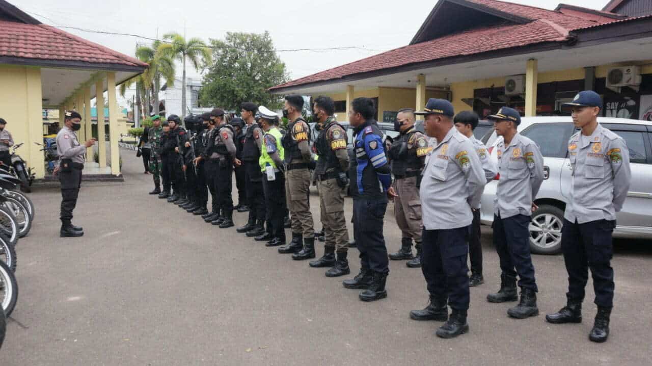 Personel gabungan melaksanakan apel patroli skala besar di seputaran wilayah hukum Polres Ketapang. (Foto: Jauhari)