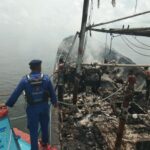 Kondisi KM Guna Sahari bermuatan cumi yang terbakar di Perairan Karimata, Kabupaten Kayong Utara, Sabtu (05/11/2022). (Foto: Jauhari)