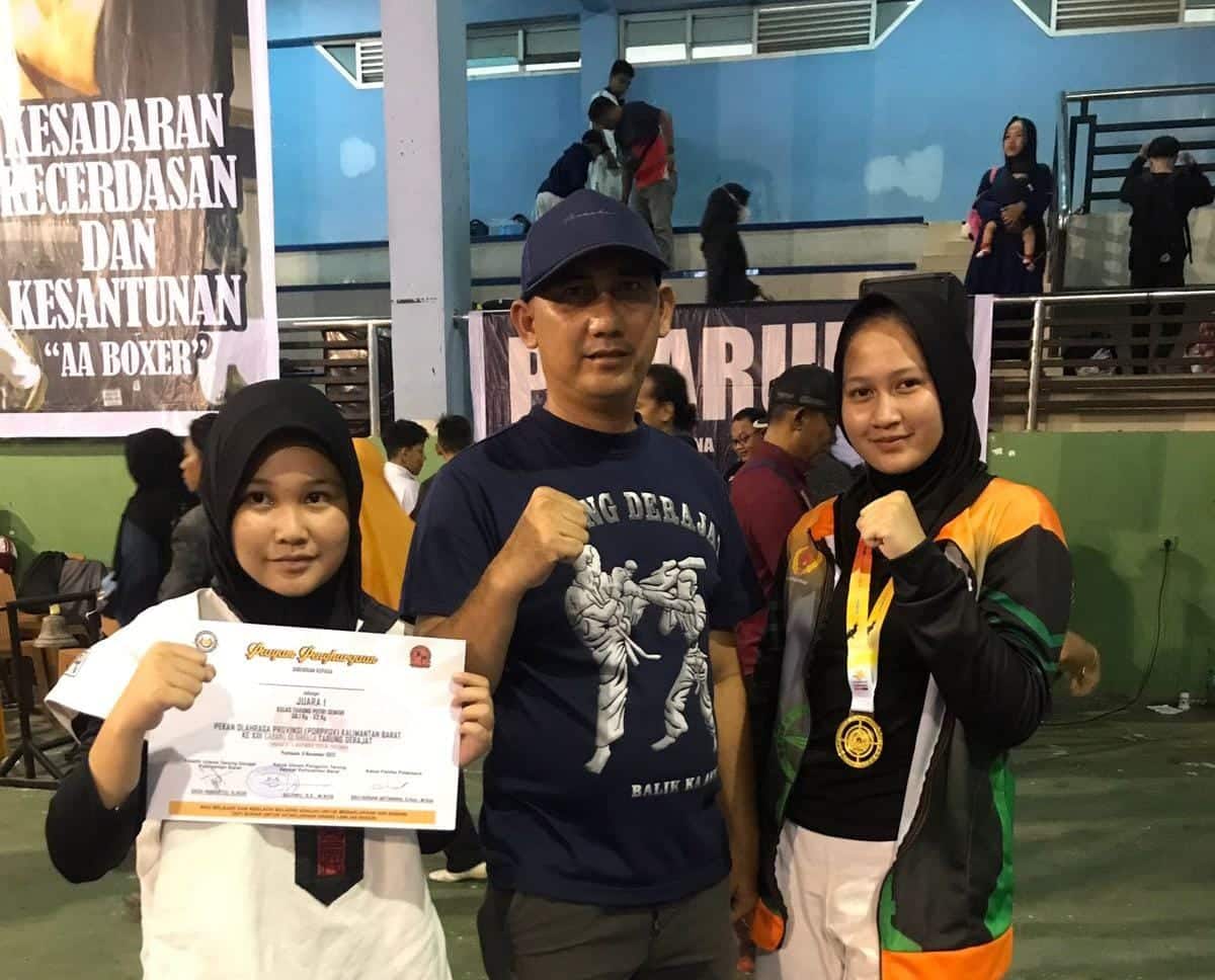 Putri (tengah) atlet cabor Tarung Derajat Kota Pontianak saat penyerahan medali di ajang Porprov XIII Kalbar