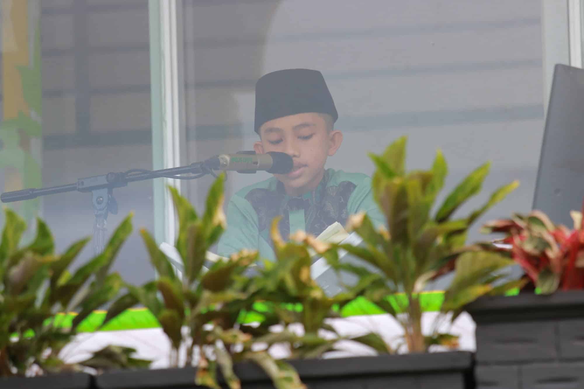 Akmal Fadilah, Qori asal Kafilah Kota Pontianak tampil di mimbar MTQ XXX Kalbar di Ketapang. (Foto: Prokopim For KalbarOnline.com)