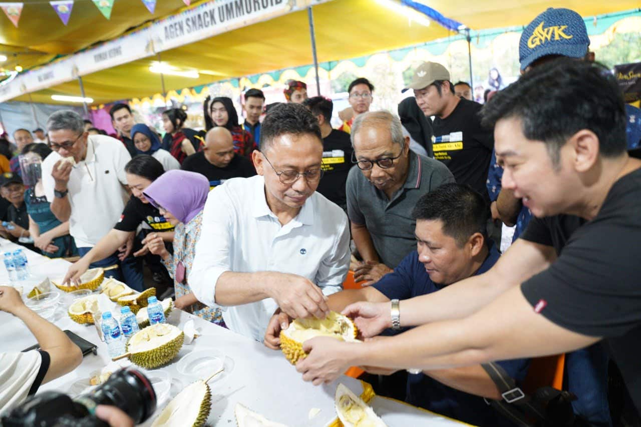 Festival Durian dan Kuliner Bumi Khatulistiwa di Halaman Parkir A Yani Mega Mall menyedot banyak pengunjung. (Foto: Prokopim For KalbarOnline.com)