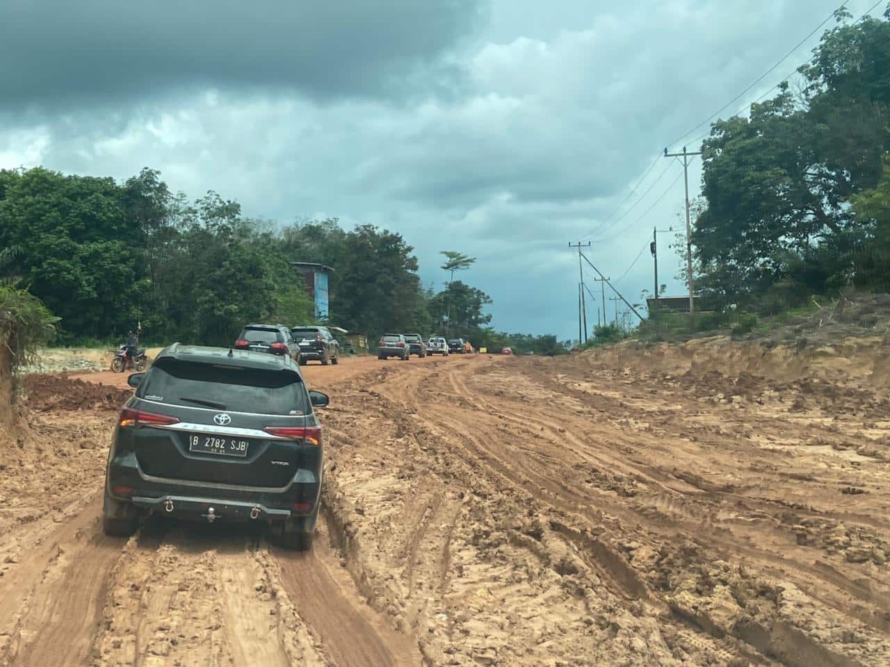 Rombongan Gubernur Kalbar saat melewati ruas jalan nasional Sungai Kelik dalam lawatan kunker ke Kabupaten Ketapang. (Foto: Jauhari)