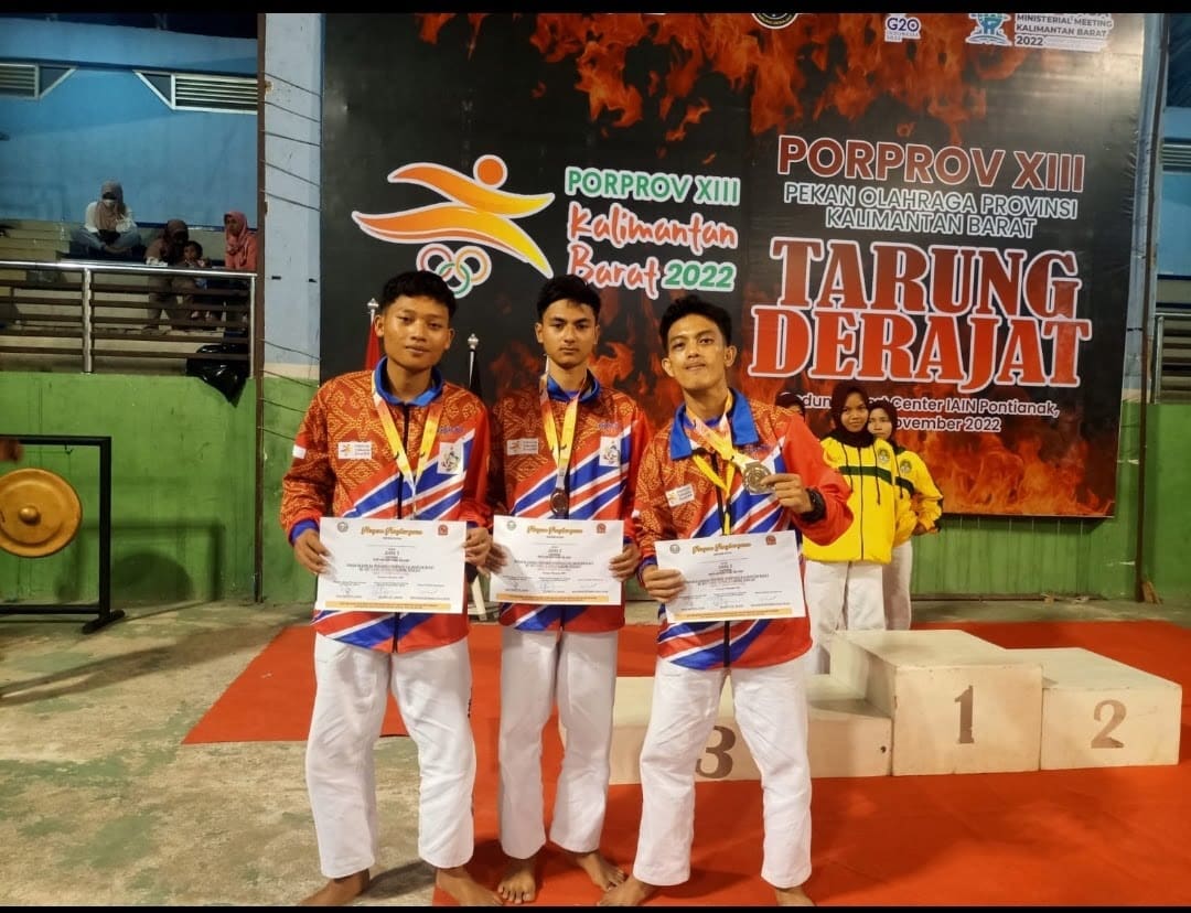 Para atlet cabor tarung derajat Kapuas Hulu berhasil meraih medali pertamanya di Porprov Kalbar ke-XIII tahun 2022. (Foto: Ishaq)