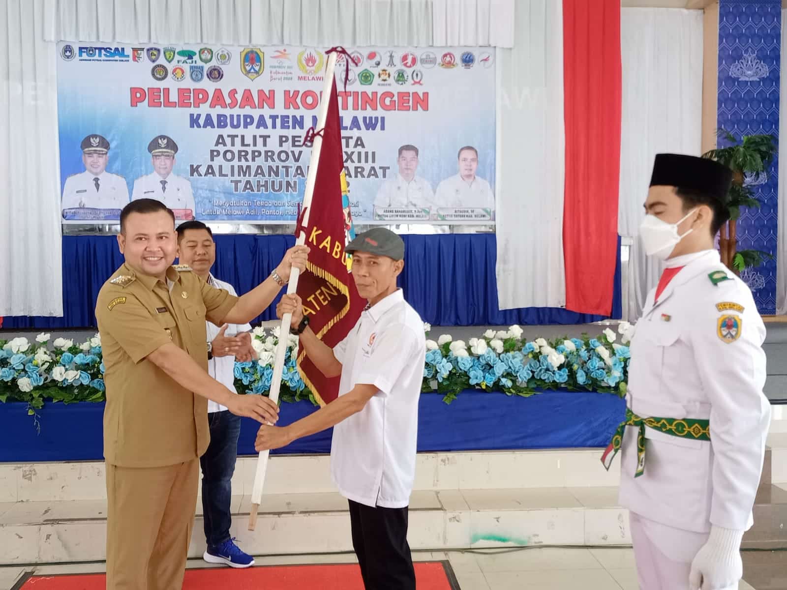 Bupati Melawi, Dadi Sunarya Usfa Yursa melepas secara resmi kontingen Kabupaten Melawi untuk berlaga di ajang Porprov ke-XIII Kalbar tahun 2022, Senin (07/11/2022).