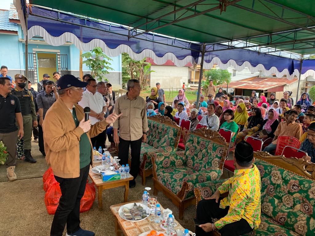 Gubernur Kalbar, Sutarmidji menyerahkan bantuan sosial berupa paket bahan pangan di Kecamatan Sandai, Minggu (06/11/2022). (Foto: Jauhari)