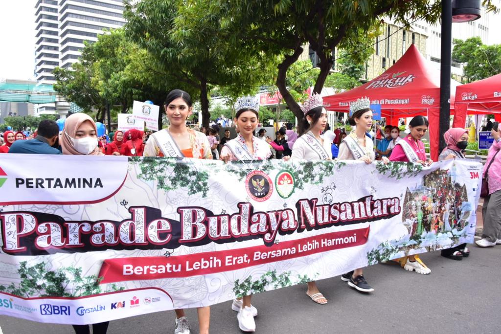 Parade Budaya Nusantara ini diikuti oleh ribuan orang peserta dengan menggunakan kebaya, Minggu (06/11/2022). (Foto: Istimewa)