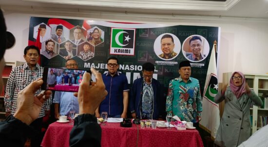 Muhammad Yusuf dilantik oleh Koordinator Presidium MN KAHMI, Ahmad Doli Kurnia Tanjung, dengan disaksikan presidium dan pengurus lainnya di Sekretariat MN KAHMI, Jalan Turi 1, Jakarta. (Foto: Jauhari)