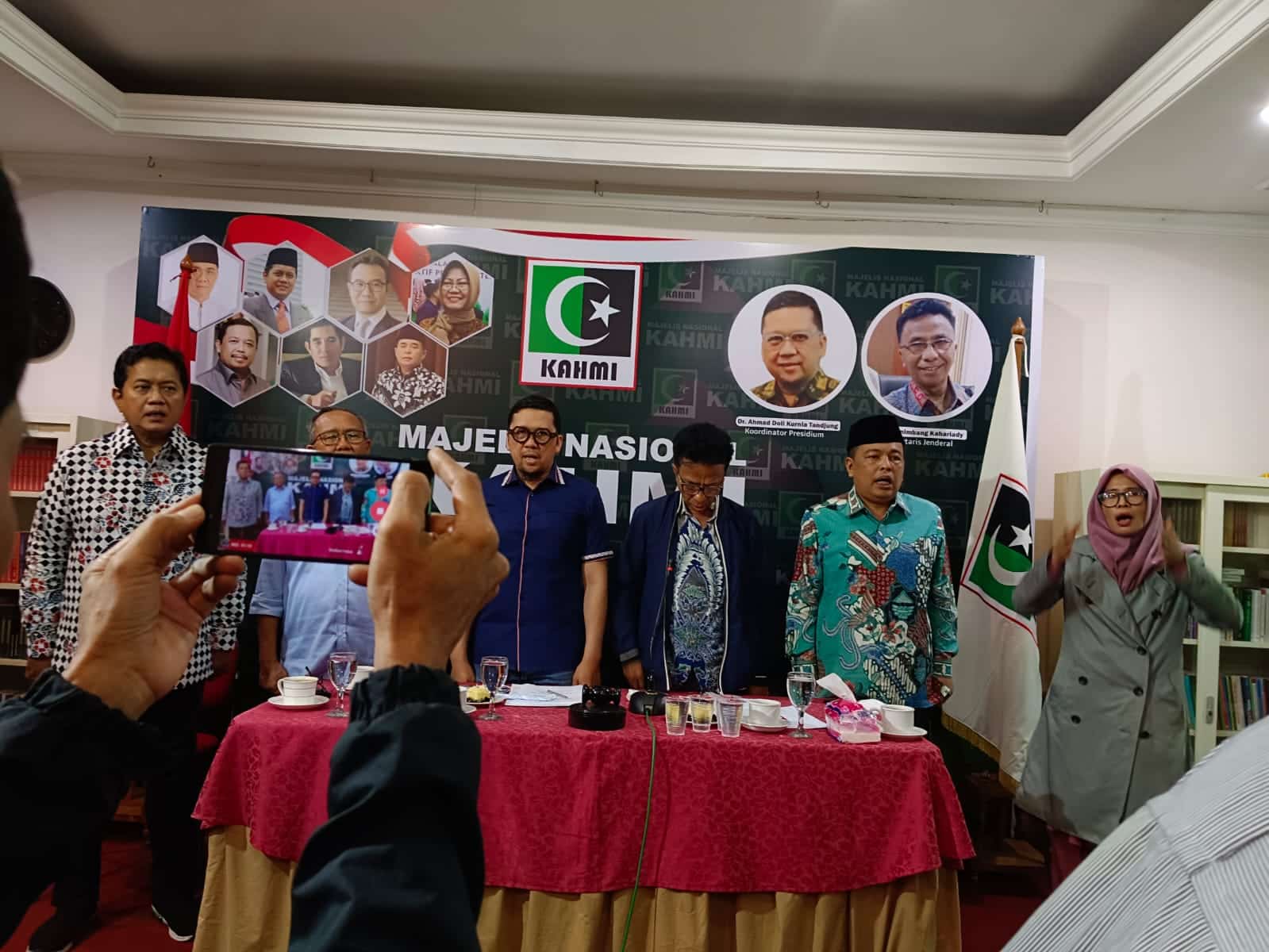 Muhammad Yusuf dilantik oleh Koordinator Presidium MN KAHMI, Ahmad Doli Kurnia Tanjung, dengan disaksikan presidium dan pengurus lainnya di Sekretariat MN KAHMI, Jalan Turi 1, Jakarta. (Foto: Jauhari)