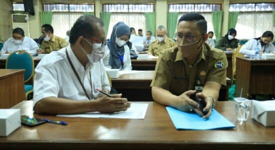 Petugas BPS Kota Pontianak tengah mendata kepala OPD di lingkungan Pemkot Pontianak untuk pendataan regsosek. (Foto: Kominfo/Prokopim For KalbarOnline.com)