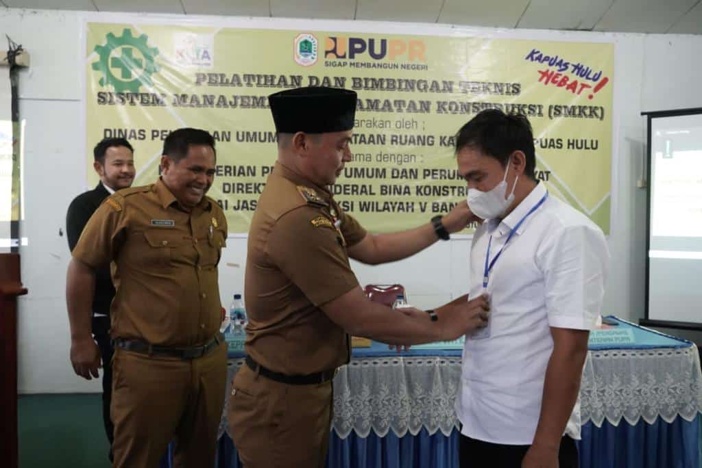 Wakil Bupati Kapuas Hulu Buka Bimtek Sistem Manajemen Keselamatan Konstruksi Tahun 2022 1