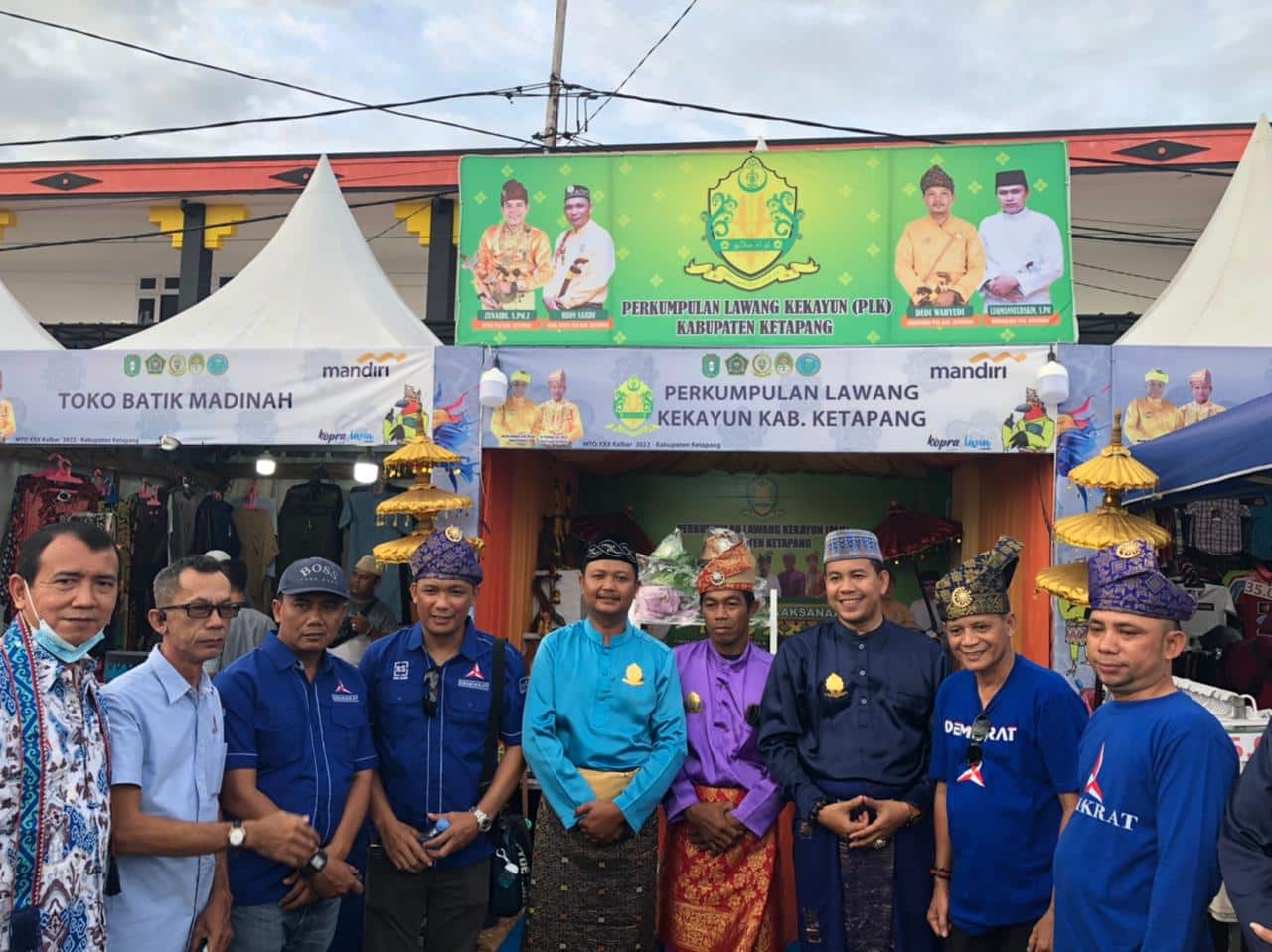 Ketua DPC Partai Demokrat Kabupaten Ketapang, Rasmidi berfoto bersama di lokasi pelaksanaan MTQ ke-XXX tingkat Provinsi Kalbar, di Stadion Panglima Tentemak. (Foto: Adi LC)