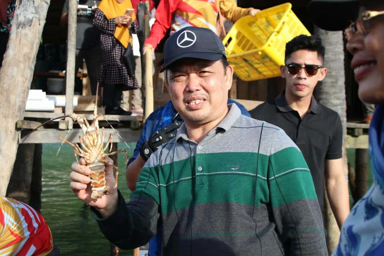 Wagub Kalbar, Ria Norsan menunjukkan lobster yang merupakan hasil dari budi daya Laut Karimata, di Desa Pulau Pelapis, Kecamatan Karimata, Kabupaten Kayong Utara (KKU), Minggu (06/11/2022). (Foto: Biro Adpim For KalbarOnline.com)