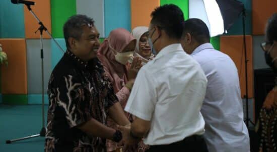Wali Kota Pontianak, Edi Rusdi Kamtono memberikan ucapan selamat kepada Kepala LPP RRI Pontianak yang baru, Widhie Kurniawan. (Foto: Kominfo For KalbarOnline.com)