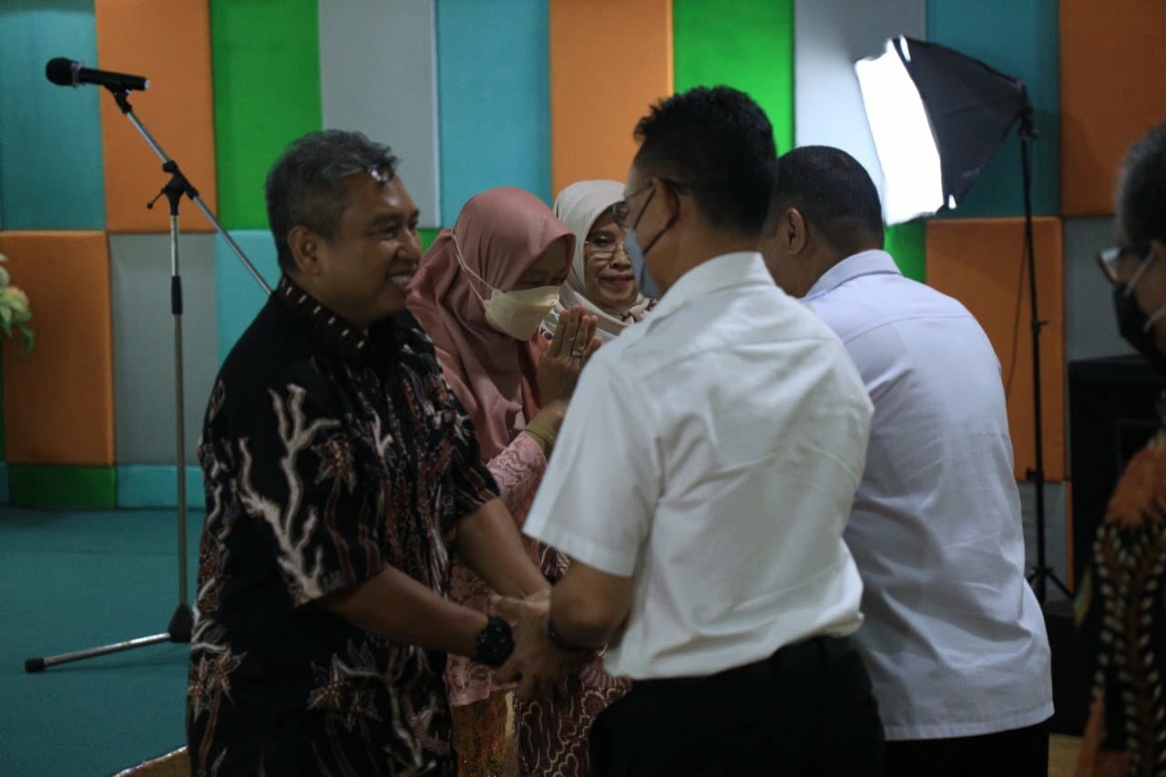 Wali Kota Pontianak, Edi Rusdi Kamtono memberikan ucapan selamat kepada Kepala LPP RRI Pontianak yang baru, Widhie Kurniawan. (Foto: Kominfo For KalbarOnline.com)