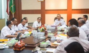Sekda Ketapang, Alexander Wilyo memimpin Rapat Seleksi Administrasi Aparatur Sipil Negara PPPK di lingkungan Pemerintah Kabupaten Ketapang tahun 2022, Rabu (09/11/2022). (Foto: Adi LC)