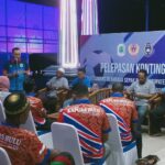 Wakil Bupati Kapuas Hulu, Wahyudi Hidayat melepas keberangkatan atlet Askab PSSI Kapuas Hulu ke Porprov XIII. (Foto: Ishaq)