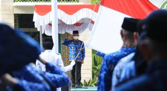Wali Kota Pontianak, Edi Rusdi Kamtono menjadi pembina upacara pada peringatan Hari Pahlawan di lingkungan Pemerintah Kota Pontianak. (Foto: Prokopim/Kominfo For KalbarOnline.com)