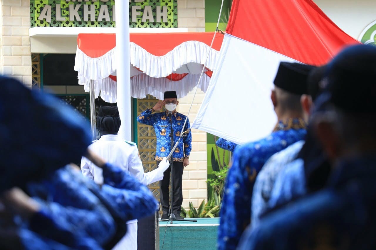 Wali Kota Pontianak, Edi Rusdi Kamtono menjadi pembina upacara pada peringatan Hari Pahlawan di lingkungan Pemerintah Kota Pontianak. (Foto: Prokopim/Kominfo For KalbarOnline.com)